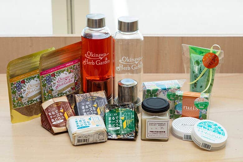 瀬長島ウミカジテラス|沖縄各地から集めた加工食品やコスメ