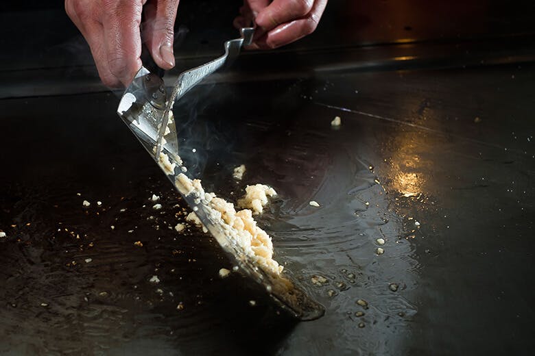 ステーキハウス四季|鉄板でニンニクを炒める