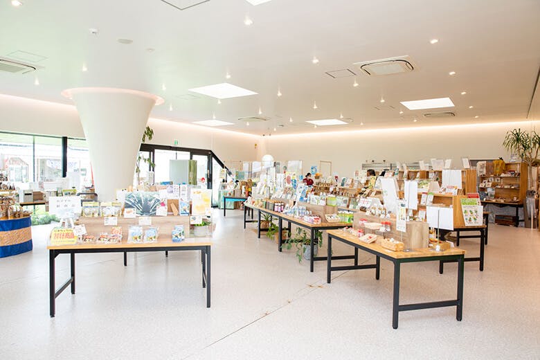 なごアグリパーク｜白が基調の明るい「アグリショップ