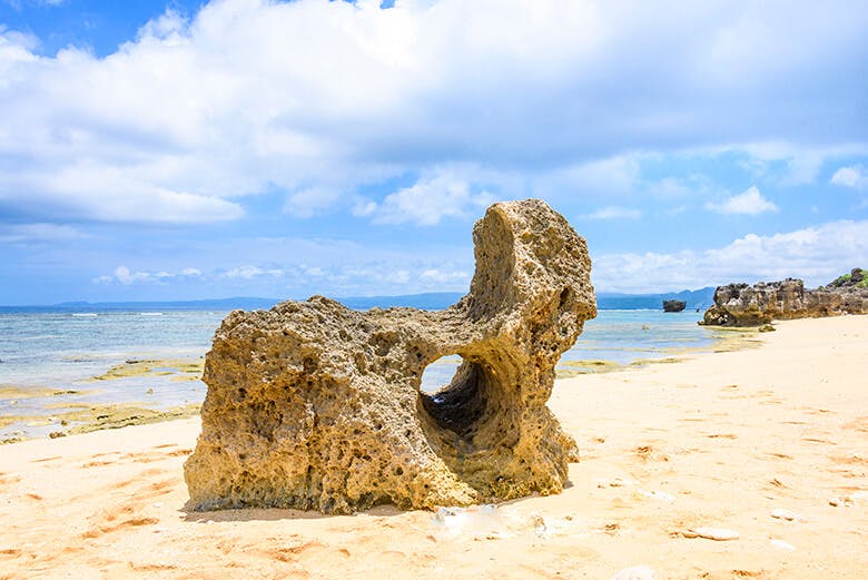 古宇利大橋|真ん中に穴の開いた勾玉のような形の岩