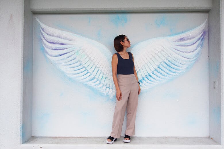 嵐山展望台｜天使の羽根のペインティングに合わせてポーズをとる女性
