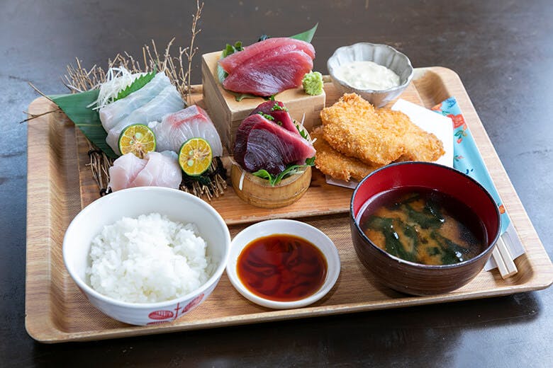 国頭港食堂（くにがみみなとしょくどう）｜刺身三点盛と地魚のフライセット