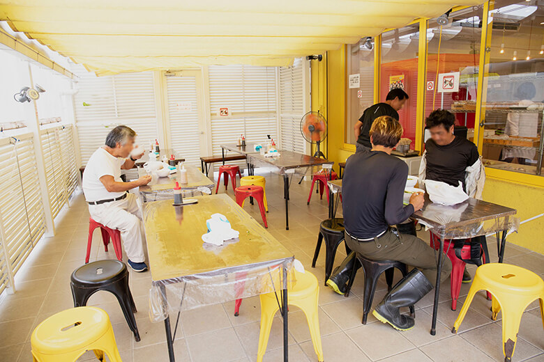 上間弁当天ぷら店｜飲食スペース