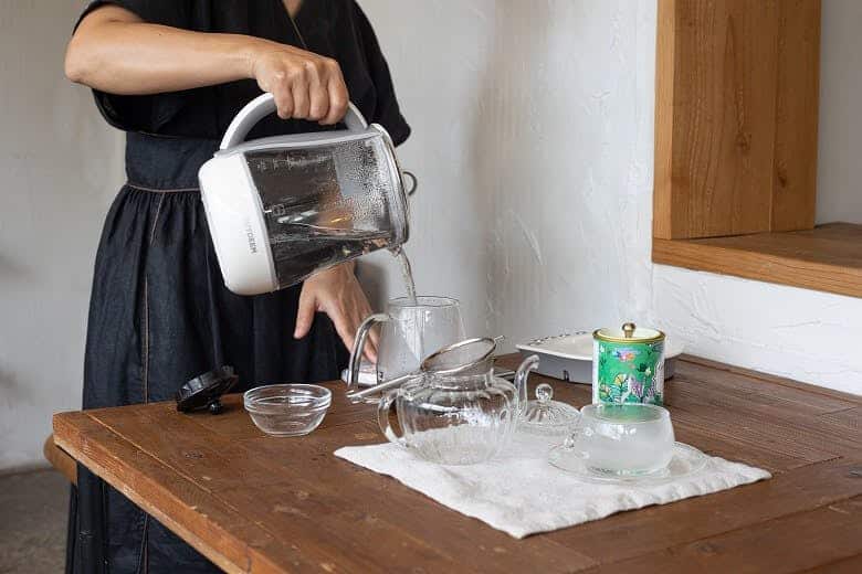 美ら花（ちゅらばな）紅茶｜紅茶を淹れる様子