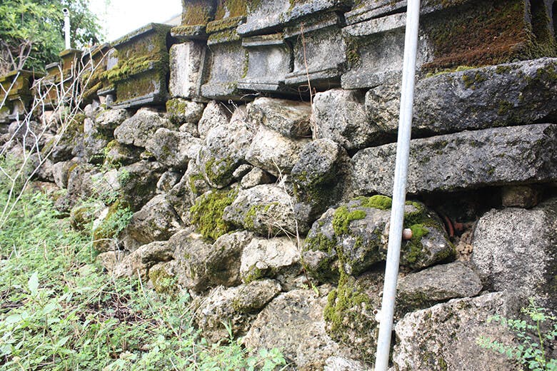 みやび茶屋・仲元｜店舗周辺の石垣