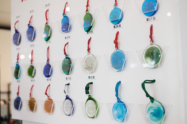 琉球ガラス村｜琉球ガラス製の「NAHAマラソン」完走メダル