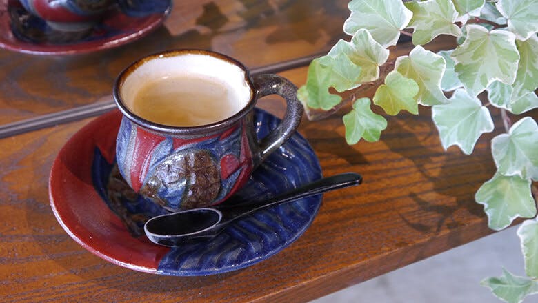 うちなー茶屋&ギャラリーぶくぶく|テーブルに置かれた濃い赤と藍色のコーヒーカップ