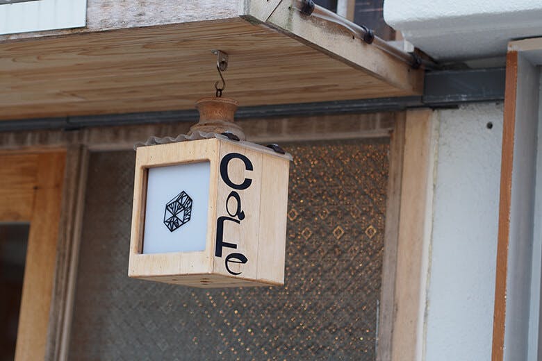 caFe木箱（カフェきばこ）｜モダンな雰囲気の木のランプに施されたお店のロゴ