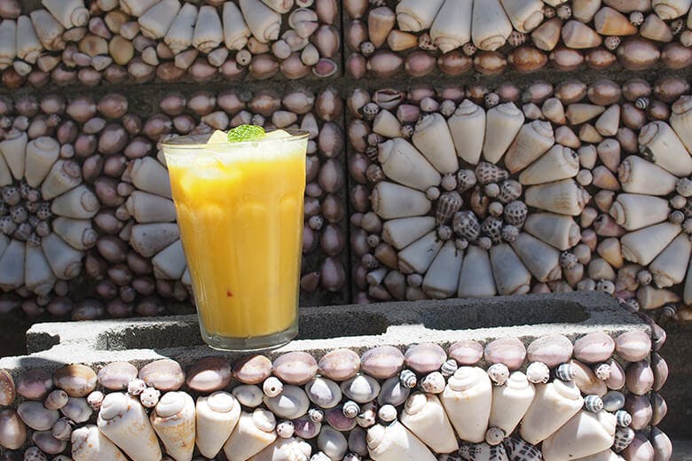 食堂かりか|鮮やかな黄色のマンゴーラッシー