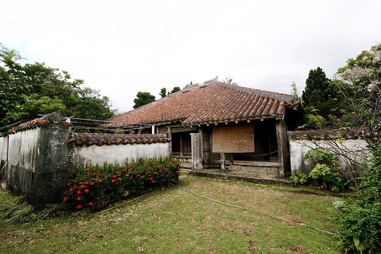 宮良殿内（みやらどぅんち）｜邸宅の前に広がる、色彩鮮やかな庭園