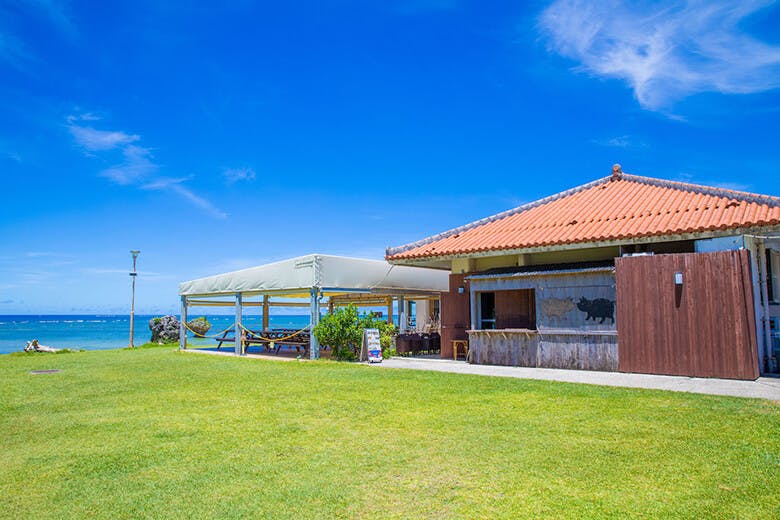 渡具知ビーチ｜ビーチそばにあるレストラン「おきなわポークビレッジ」