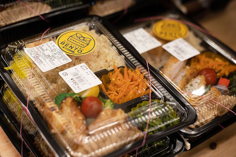 ハッピーモア市場|にんじんしりしりの入ったお弁当