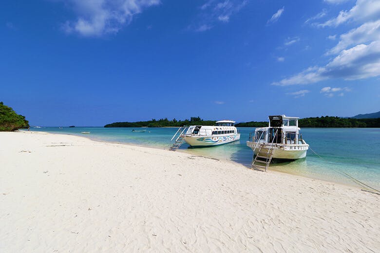 川平湾(かびらわん)|波打ち際に係留された「グラス底ボート」