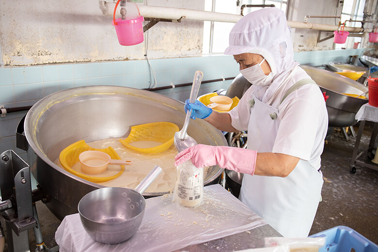 池田食品｜ゆし豆腐を袋詰めするスタッフ