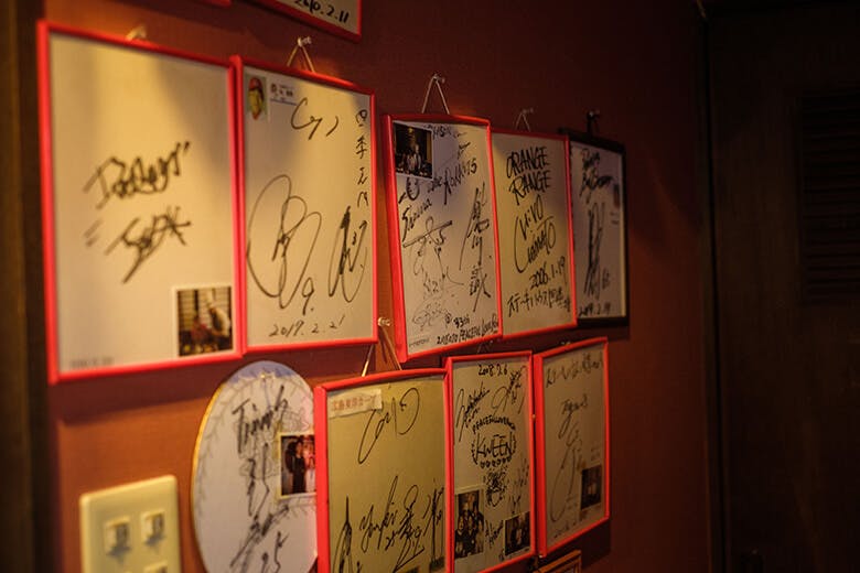 ステーキハウス四季|壁に掲げられた著名人のサイン色紙