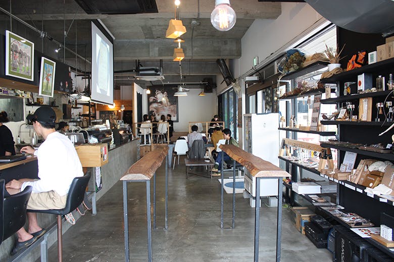 AIEN?COFFEE&HOSTEL（アイエン?コーヒー＆ホステル）｜店舗内観