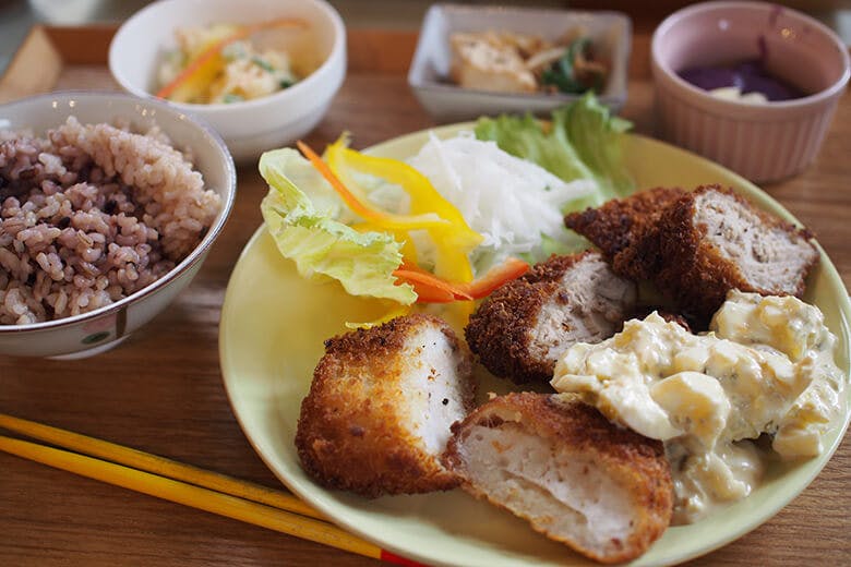 caFe木箱（カフェきばこ）｜マグロカツタルタルがけ