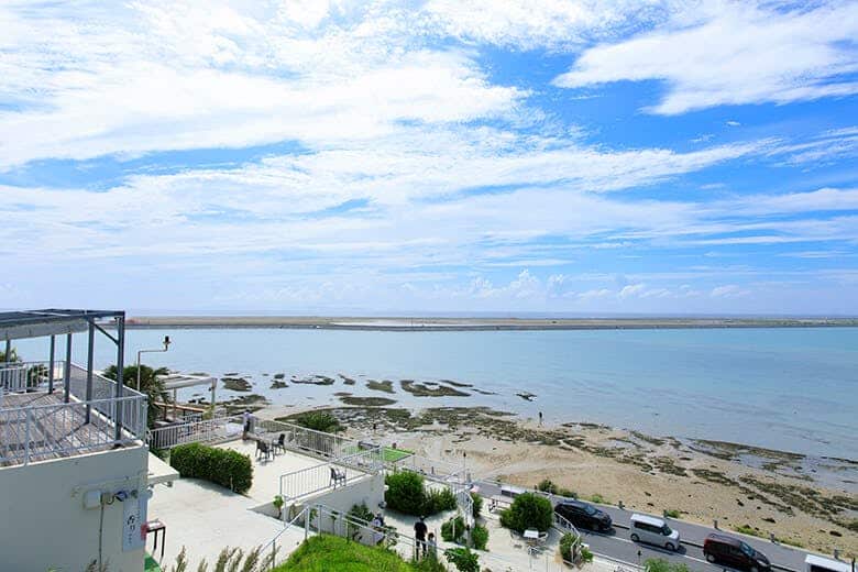 瀬長島ウミカジテラス|最上段にあるテラス席からの眺望