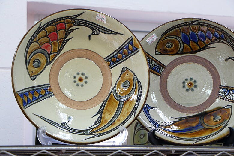 やちむんの里｜魚の絵柄が特徴的な大皿