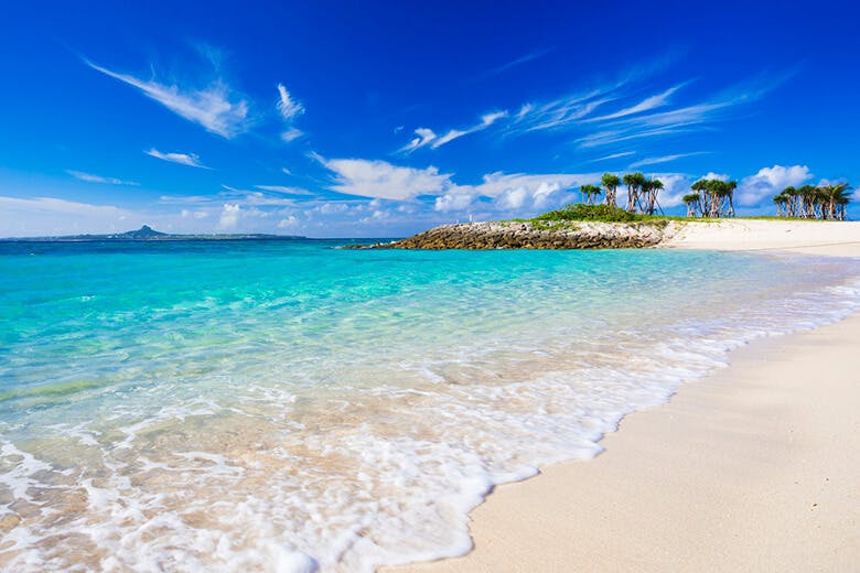 エメラルドビーチ|真っ白い泡を立てるビーチの波打ち際