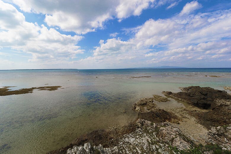 琉球観音崎灯台|水平線に浮かぶ「竹富島」と「西表島」