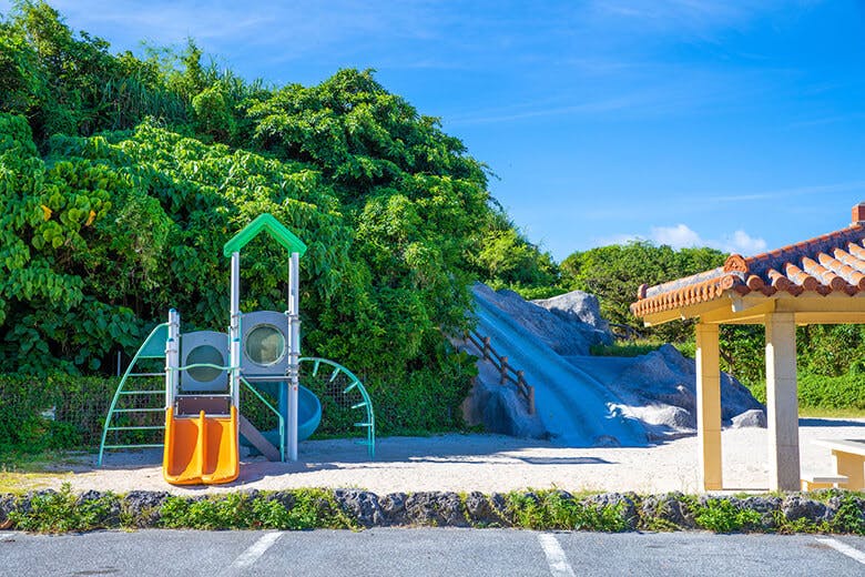 渡具知ビーチ｜駐車場横にある泊城公園