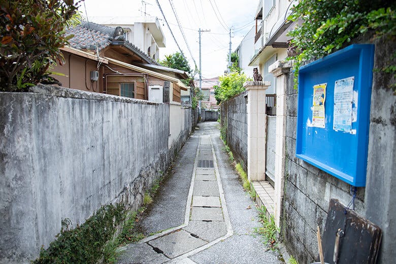 首里ほりかわ|店舗のあるノスタルジックな路地