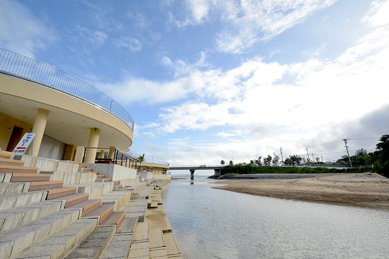 道の駅ぎのざ｜河口に面した施設