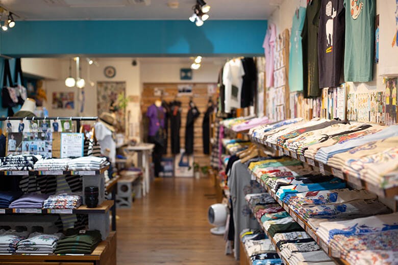 琉球ぴらす｜様々なデザインのTシャツが並んだ店舗内観