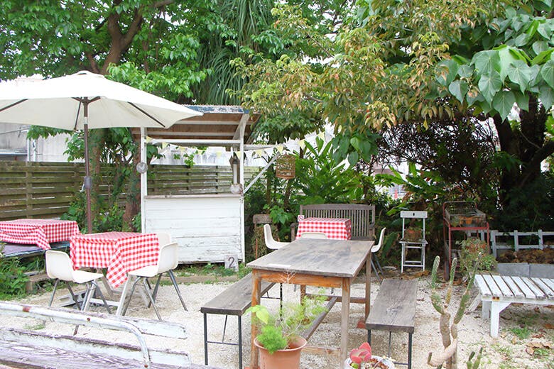 喫茶ニワトリ｜屋外のテーブル席