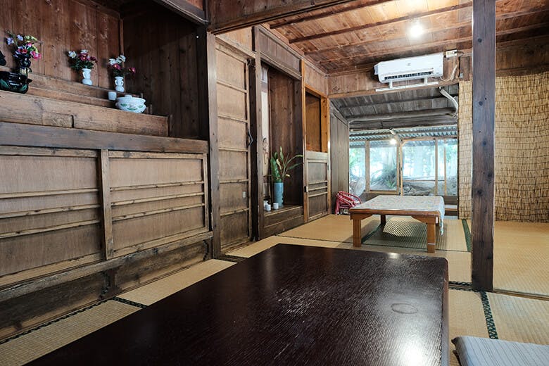 古民家の宿・お食事処ちゃんや～｜沖縄古民家の趣がある店舗内観