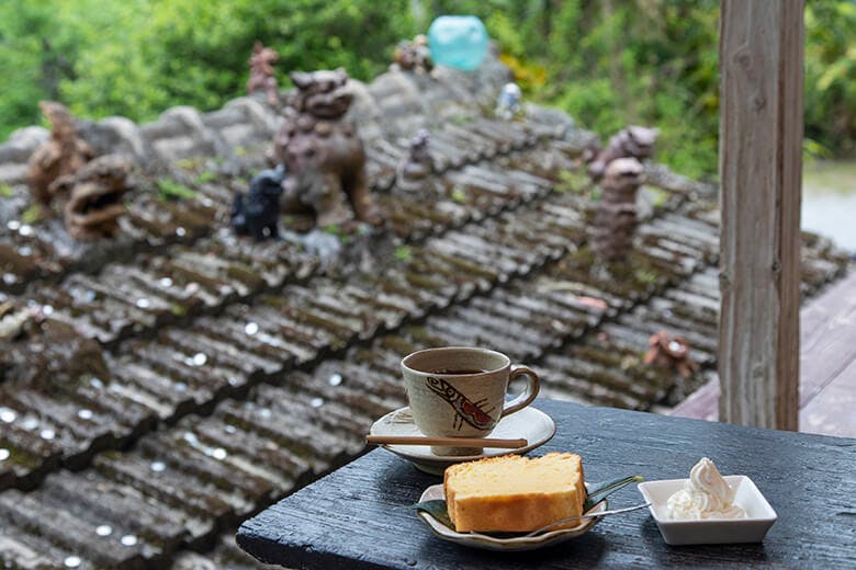 やちむん喫茶シーサー園|シークヮーサーケーキとシーサーたち