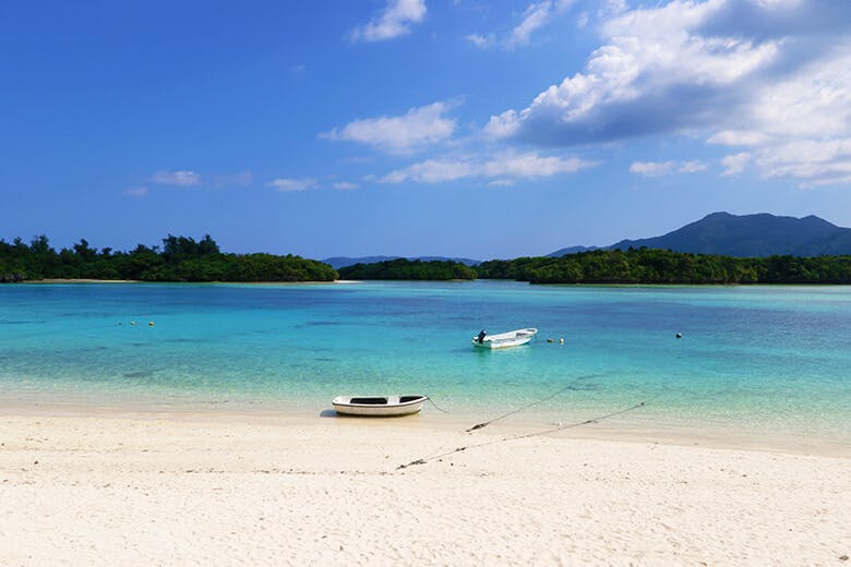 川平湾(かびらわん)|ボートの浮かんだ青く美しい湾