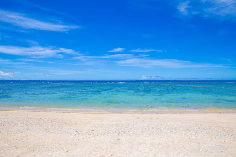 渡具知ビーチ｜視線左右いっぱいの青い水平線と空