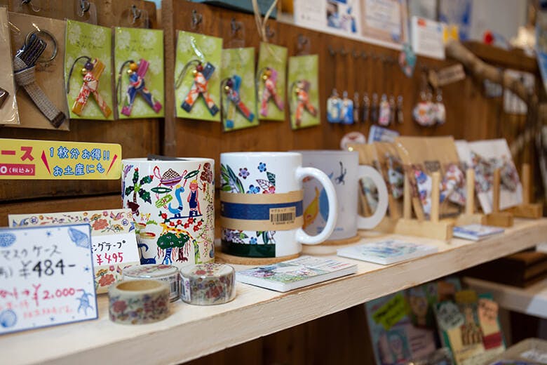 琉球ぴらす｜キーホルダーやマグカップ、アクセサリーなど様々な商品