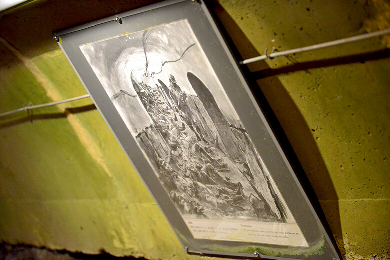 旧海軍司令部壕｜戦時中の壕内の様子を書いた展示物