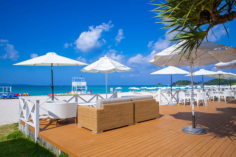 オクマビーチ|カフェレストランのテラス席