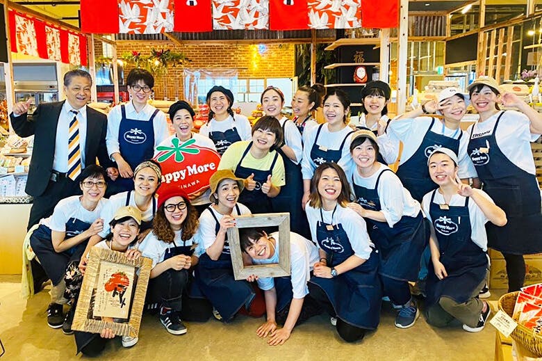 ハッピーモア市場|笑顔のスタッフさん集合写真
