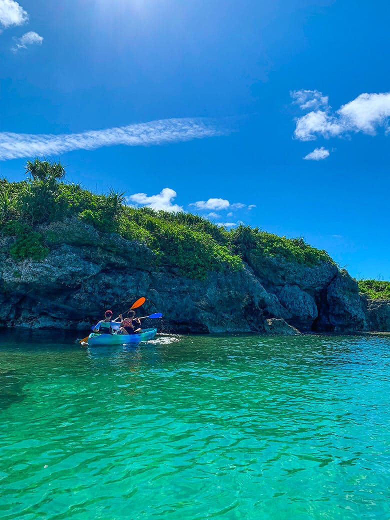 保良泉(ぼらがー)ビーチ|パンプキン鍾乳洞をカヤックで目指す人々