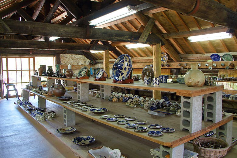 やちむんの里｜読谷山窯共同売店の内観