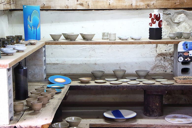 やちむんの里｜大嶺實清さんの作品が並ぶ棚