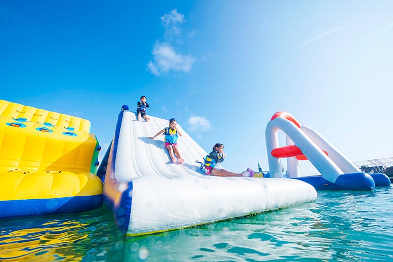 もとぶ元気村|海上アスレチック「オーシャンランド」で遊び子供たち