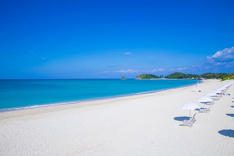 オクマビーチ|白いパラソルが立ち並ぶ真っ白なビーチと真っ青な海