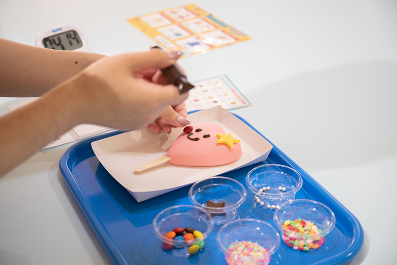 アイスバー作り体験|アイスバーにデコレーションする様子