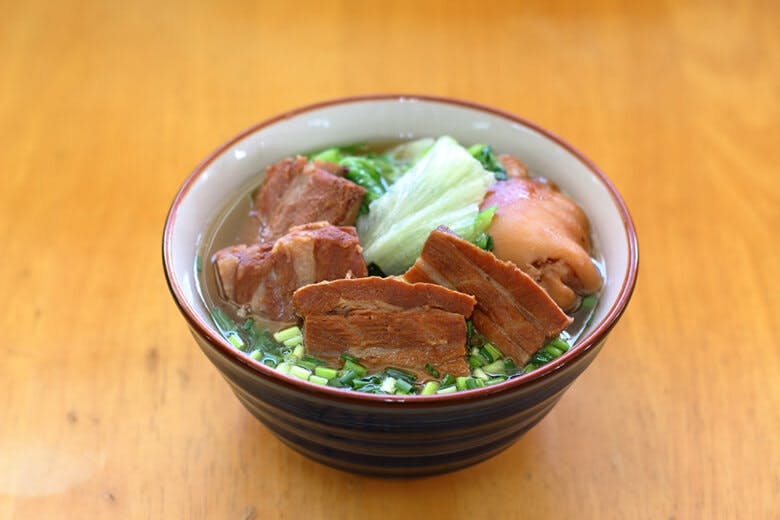 そば屋よしこ|てびち・ソーキ・三枚肉ががっつりトッピングされた「ミックスそば」