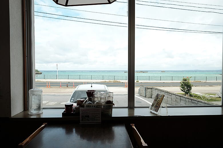 なかむらそば|テーブル席からのオーシャンビュー
