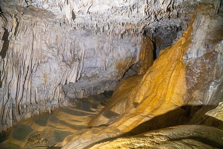 保良泉(ぼらがー)ビーチ|「パンプキン鍾乳洞」内部