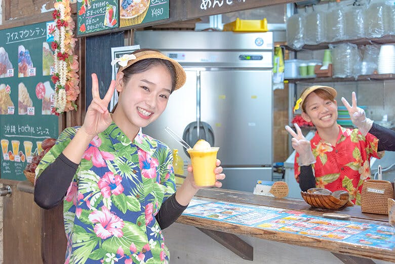 琉冰（りゅうぴん）｜ピースサインで笑顔の女性スタッフ