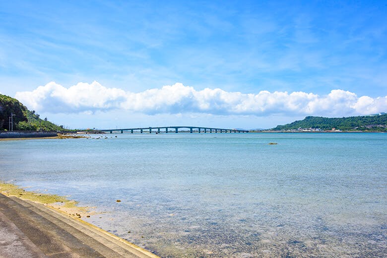アマミチューの墓とシルミチュー霊場|浜比嘉大橋の遠景
