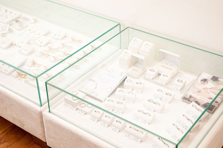 Grace(グレイス)|商品が並んだガラスの展示ケース